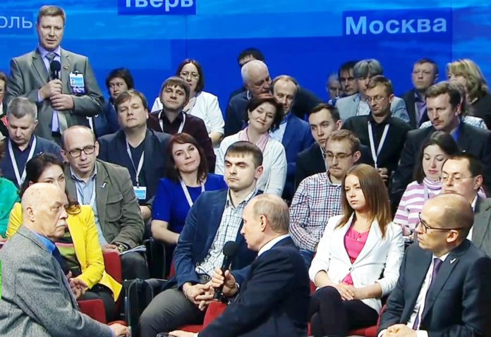 Президент России Владимир Путин беседует с редактором Антиспрута Виталием Лебедевым