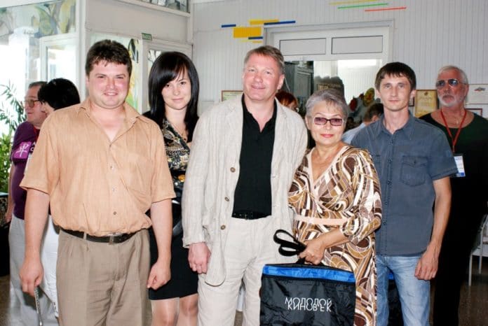 Антонида Новикова (в центре) вместе с коллегами-победителями творческого конкурса и с известным актером Игорем Бочкиным.
