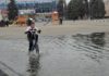 центральная площадь г. Тимашевска, 2012-13 гг. Власти пытались на площади обустроить для детей каток, но с прогнозом, вероятно, не угадали, зима оказалась теплой.