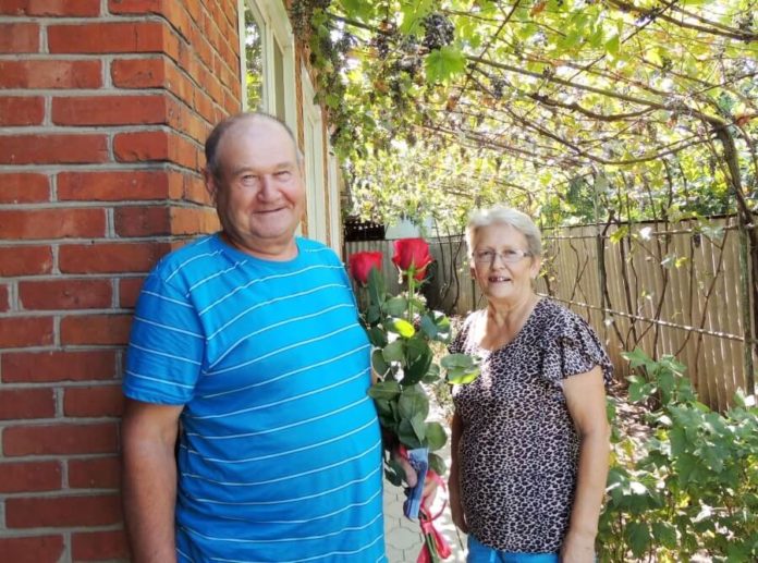 Александр Федорович Тараненко с женой Марией Петровной в день своего 70-летия. Кубань, станица Роговская, 16 августа 2017 года.