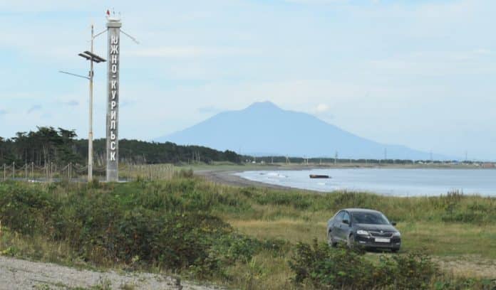 У въезда в поселок на воне вулкана Тятя